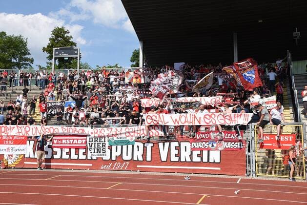 12.05.2018, xkhx Kassel, Auerstadion Regionalliga Südwest, Saison 2017 2018 KSV Hessen Kassel gegen TSV Eintracht Stadtallendorf nach dem Spiel zeigen die Kasseler Fans, dass sie mit der Mannschaft jeden Weg gehen