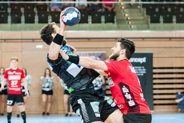Der Angriff von Daniel Pankofer (Nr.19, Vikings) wurde hier von Pavel Mickal (Nr.9, Nordhorn) gebremst HC Rhein Vikings vs. HSG Nordhorn-Lingen, Handball, 2. Bundesliga, 12.05.18 Düsseldorf NRW Deutschland Castello