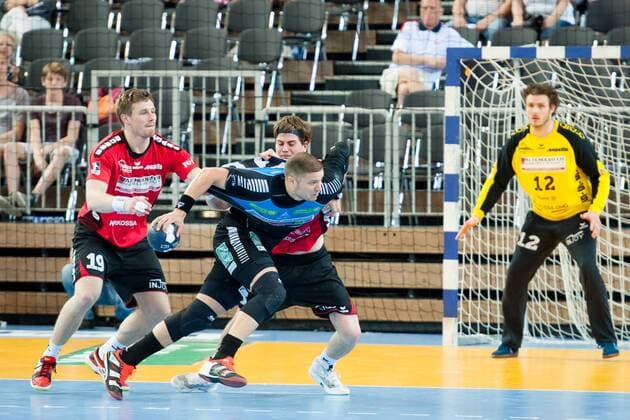 Teo Coric (Nr.18, Vikings) versucht sich hier gegen Luca de Boer (Nr.19, Nordhorn) und Lutz Heiny (Nr.5, Nordhorn) durchzusetzen. Torwart Björn Buhrmester (Nr.12, Nordhorn) beobachtet alles HC Rhein Vikings vs. HSG Nordhorn-Lingen, Handball, 2. Bundesliga, 12.05.18 Düsseldorf NRW Deutschland Castello