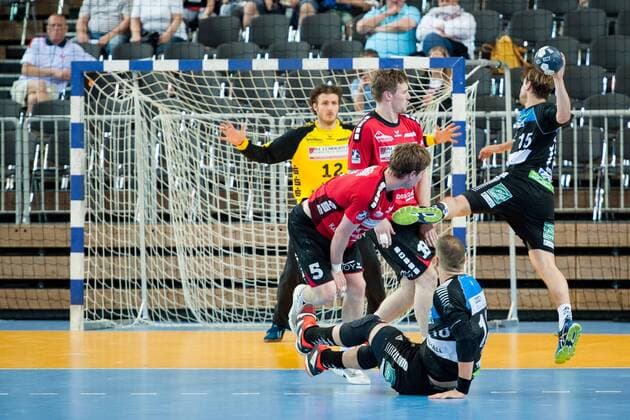 Niklas Weis (Nr.15, Vikings) wirft nach dieser Situation ein Tor nach einem Zuspiel vom am Boden sitzenden Teo Coric (Nr.18, Vikings). Luca de Boer (Nr.19, Nordhorn) und Lutz Heiny (Nr.5, Nordhorn)gucken dem Angriefer nach. Torwart Björn Buhrmester (Nr.12, Nordhorn) erwartet den Angriff HC Rhein Vikings vs. HSG Nordhorn-Lingen, Handball, 2. Bundesliga, 12.05.18 Düsseldorf NRW Deutschland Castello