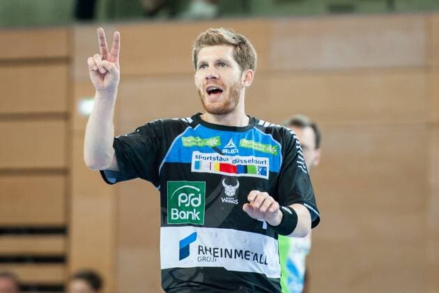 Christian Hoße (Nr.4, Vikings) gibt seinem Mitspieler taktische Anweisungen HC Rhein Vikings vs. HSG Nordhorn-Lingen, Handball, 2. Bundesliga, 12.05.18 Düsseldorf NRW Deutschland Castello