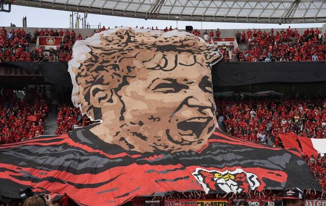 Bayer 04 Leverkusen - Hannover 96 12.05.2018 Verabschiedung Stefan Kießling (LEV). Fans mit einer Riesenfahne für Kiessling *** Bayer 04 Leverkusen Hannover 96 12 05 2018 Farewell Stefan Kießling LEV fans with a giant flag for Kiessling HM