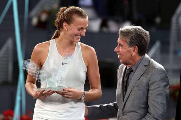 Czech Petra Kvitova (L) celebrates along with Director Mutua Madrid Open Director, Manolo Santana (R), during the Mutua Open Madrid in the final match played at the Manolo Santana Stadium of the Caja Magica in Madrid, Spain, 12 May 2018. EFE Kiko Huesca Mutua Open Madrid !ACHTUNG: NUR REDAKTIONELLE NUTZUNG!  Copyright: xKikoxHuescax GRAF6142 20180512-636617617218752500