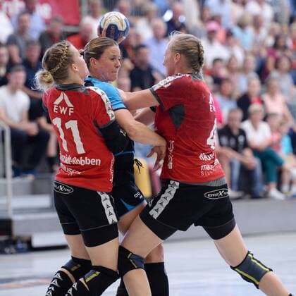 Anna Loerper (SG BBM Bietigheim) (am Ball), Miranda Schmidt-Robben (HSG Bad Wildungen Vipers) (L), Sabine Heusdens (HSG Bad Wildungen Vipers) (R) -- Handball --- 1. Bundesliga Frauen --- HSG Bad Wildungen Vipers vs SG BBM Bietigheim --- 12.05.2018, Handball --- 1. Bundesliga Frauen --- HSG Bad Wildungen Vipers vs SG BBM Bietigheim --- 12.05.2018 Bad Wildungen Copyright: xSippel xEibner-Pressefotox EP_rsl