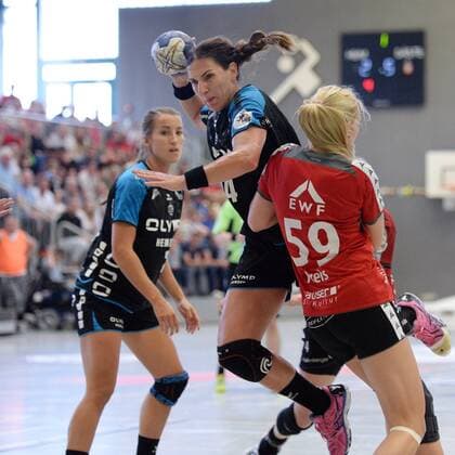 Karolina Kudlacz-Gloc (SG BBM Bietigheim) beim Wurf; Lisa-Marie Preis (HSG Bad Wildungen Vipers) (NR 59), Mia Biltoft (SG BBM Bietigheim) (L, hinten) -- Handball --- 1. Bundesliga Frauen --- HSG Bad Wildungen Vipers vs SG BBM Bietigheim --- 12.05.2018, Handball --- 1. Bundesliga Frauen --- HSG Bad Wildungen Vipers vs SG BBM Bietigheim --- 12.05.2018 Bad Wildungen Copyright: xSippel xEibner-Pressefotox EP_rsl