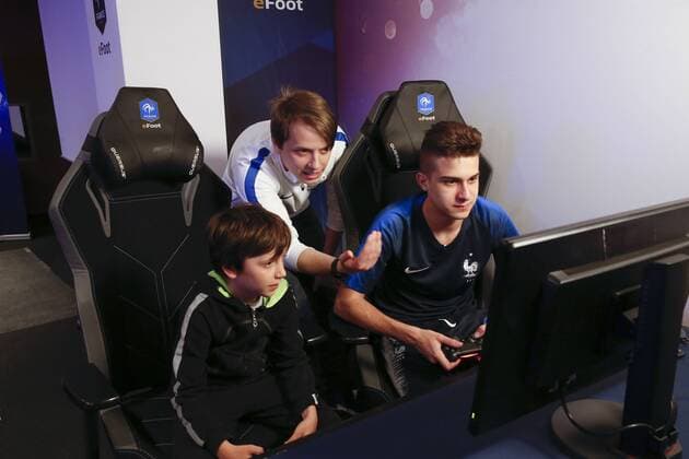 Neo ( Fabien Devide Entraineur coach France ) Herozia ( Nathan Gil France) et enfant fan FOOTBALL : France vs Belgique - 1er Match International de Esport - 12 05 2018 GwendolineLeGoff Panoramic 