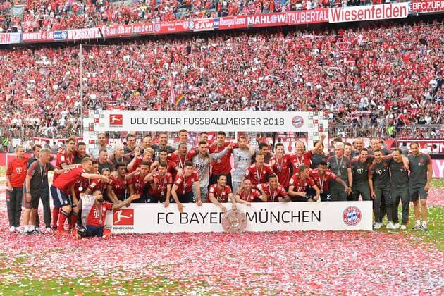 Teamfoto,Team,Mannschaft,Mannschaftsfoto mit Schale,Meisterschale,Trophaee, winner s board,Siegerehrung, Fussball 1. Bundesliga,34. Spieltag,Spieltag34, FC Bayern Muenchen (.M)-VFB Stuttgart (S) 1-4, am 12.05.2018 in Muenchen Deutschland, A L L I A N Z A R E N A. Deutscher Meister,Deutsche Meisterschaft,