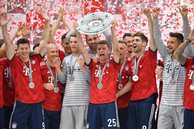 Thomas MUELLER (MÜLLER,Bayern Muenchen) mit Schale,Meisterschale,Trophaee,v.li:Robert LEWANDOWSKI (Bayern Muenchen),Arjen ROBBEN (Bayern Muenchen), Manuel NEUER (Torwart FC Bayern Muenchen),re:Javi (Javier) MARTINEZ (Bayern Muenchen),Sven ULREICH,Torwart (FC Bayern Muenchen), Jubel,Freude,Begeisterung, Siegerehrung,Teamfoto,Team, Mannschaft,Mannschaftsfoto Fussball 1. Bundesliga,34. Spieltag,Spieltag34, FC Bayern Muenchen (M)-VFB Stuttgart (S) 1-4, am 12.05.2018 in Muenchen Deutschland, A L L I A N Z A R E N A. Deutscher Meister,Deutsche Meisterschaft,