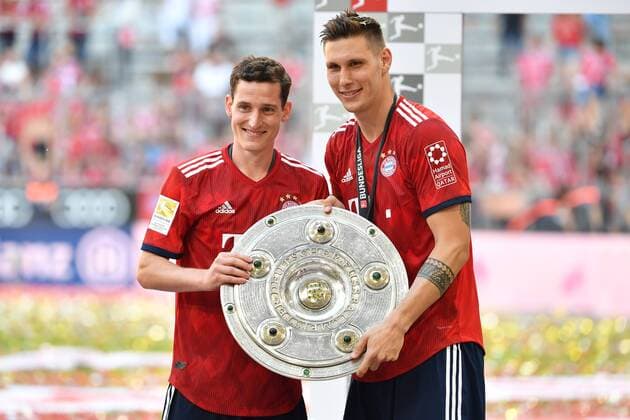 v.li:Sebastian RUDY (Bayern Muenchen),Niklas SUELE (Bayern Muenchen) mit Schale,Meisterschale,Trophaee, Siegerehrung, Fussball 1. Bundesliga,34. Spieltag,Spieltag34, FC Bayern Muenchen (M)-VFB Stuttgart (S) 1-4, am 12.05.2018 in Muenchen Deutschland, A L L I A N Z A R E N A. Deutscher Meister,Deutsche Meisterschaft, *** v li Sebastian RUDY Bayern Munich Niklas SUELE Bayern Munich with bowl Meisterschale Trophée Award ceremony Football 1 Bundesliga 34 Gameday Matchday 34 FC Bayern Muenchen M VFB Stuttgart S 1 4 am 12 05 2018 in Muenchen Germany A L I A N Z A R A N A German Champion German Championship