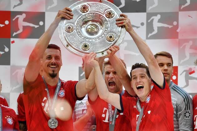 v.li:Sandro WAGNER (Bayern Muenchen),Thomas MUELLER (MÜLLER,Bayern Muenchen) und Sebastian RUDY (Bayern Muenchen) mit Schale,Meisterschale,Trophaee,, Jubel,Freude,Begeisterung, Siegerehrung, Fussball 1. Bundesliga,34. Spieltag,Spieltag34, FC Bayern Muenchen (M)-VFB Stuttgart (S) 1-4, am 12.05.2018 in Muenchen Deutschland, A L L I A N Z A R E N A. Deutscher Meister,Deutsche Meisterschaft,