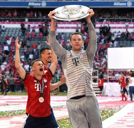 FC Bayern München - VFB Stuttgart 12.05.2018. Meisterehrung FC Bayern München. Manuel Neuer mit Meisterschale auf der Ehrenrunde. Dahinter: Joshua Kimmich. *** FC Bayern Munich VFB Stuttgart 12 05 2018 Champions Cup Bayern Munich Manuel Neuer with championship cup on the lap of honor Behind Joshua Kimmich HM