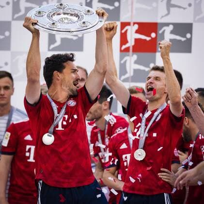München, 12.05.2018 Mats Hummels (FCB) und Thomas Müller (FCB) mit Meisterschale FC Bayern München - VfB Stuttgart *** Munich 12 05 2018 Mats Hummels FCB and Thomas Müller FCB with championship cup Bayern Munich VfB Stuttgart