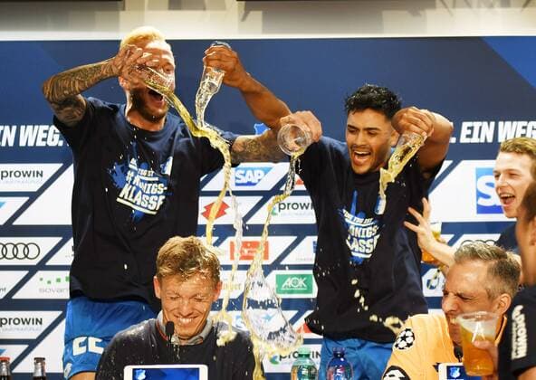 Themen der Woche - SPORT Bilder des Tages - SPORT Julian Nagelsmann (Trainer TSG 1899 Hoffenheim) bekommt eine Bierdusche von Kevin Vogt (TSG 1899 Hoffenheim) und Nadiem Amiri (TSG 1899 Hoffenheim), TSG 1899 Hoffenheim vs Borussia Dortmund, Fussball, 1. Bundesliga, 12.05.2018, TSG 1899 Hoffenheim vs Borussia Dortmund, Fussball, 1. Bundesliga, 12.05.2018 Hoffenheim *** TSG 1899 Hoffenheim vs TSG 1899 Hoffenheim TSG 1899 Hoffenheim vs Borussia Dortmund Soccer 1 Bundesliga 12 05 2018 TSG 1899 Hoffenheim vs. Borussia Dortmund Soccer 1 Bundesliga 12 05 2018 Hoffenheim Copyright: xNeisx Eibner-Pressefotox EP_ans