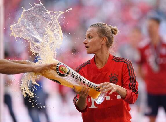 FUSSBALL 1. BUNDESLIGA SAISON 2017 2018 34. SPIELTAG FC Bayern Muenchen - VfB Stuttgart 12.05.2018 Der FC Bayern feiert den Gewinn der 28. Deutsche Meisterschaft Teammanagerin Kathleen Krueger (li) mit Weissbier Muenchen