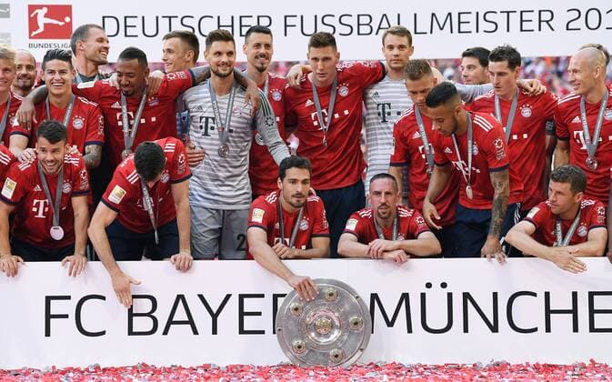 FUSSBALL 1. BUNDESLIGA SAISON 2017 2018 34. SPIELTAG FC Bayern Muenchen - VfB Stuttgart 12.05.2018 Der FC Bayern feiert den Gewinn der 28. Deutsche Meisterschaft: Teamjubel, Mannschaftsbild: Juan Bernat, Robert Lewandowski, Mats Hummels, Franck Ribery, Thomas Mueller, Thomas Mueller, David Alaba (vorn v.li.) Felix Goetze, James Rodriguez, Jerome Boateng, Torwart Sven Ulreich, Sandro Wagner, Niklas Suele, Torwart Manuel Neuer, Joshua Kimmich, Corentin Tolisso, Sebastian Rudy und Arjen Robben (stehend v.li.) Muenchen *** FUSSBALL 1 BUNDESLIGA SEASON 2017 2018 34 GAME DAY FC Bayern Muenchen VfB Stuttgart 12 05 2018 FC Bayern celebrates winning the 28 German championship Team cheers Team image Juan Bernat Robert Lewandowski Mats Hummels Franck Ribery Thomas Mueller Thomas Mueller David Alaba forward Felix Goetze James Rodriguez Jerome Boateng Goalkeeper Sven Ulreich Sandro Wagner Niklas Suele Goalkeeper Manuel Neuer Joshua Kimmich Corentin Tolisso Sebastian Rudy and Arjen Robben standing v li Muenchen 