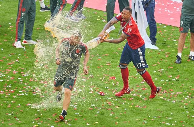 Bilder des Tages - SPORT Jerome BOATENG (FCB 17) Bierdusche fuer Peter HERMANN, FCB Co-Trainer FC BAYERN MUENCHEN - VFB STUTTGART Fussball 1. Bundesliga , Muenchen, am 12.05.2018, 34.Spieltag, Saison 2017 2018, 1.Liga, 1.Bundesliga, FCB, 28.Meistertitel,