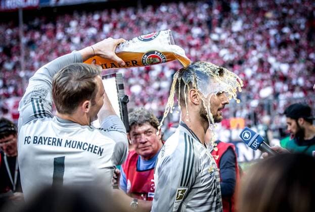 Themen der Woche - SPORT Bilder des Tages - SPORT Torwart Manuel Neuer (FC Bayern Muenchen 1) ubergiesst Torwart Sven Ulreich (FC Bayern Muenchen 26) mit Bier, FC Bayern Muenchen vs. VfB Stuttgart, 1.Bundesliga, Fussball, 12.05.2018, FC Bayern Muenchen vs. VfB Stuttgart, 1.Bundesliga, Fussball, 12.05.2018 Muenchen *** Goalkeeper Manuel Neuer Bayern Muenchen 1 ubergiesst Goalkeeper Sven Ulreich Bayern Muenchen 26 with Beer FC Bayern Muenchen vs VfB Stuttgart 1 Bundesliga Soccer 12 05 2018 FC Bayern Muenchen vs VfB Stuttgart 1 Bundesliga Soccer 12 05 2018 Muenchen Copyright: xLanger Eibner-Pressefotox EP_HLR