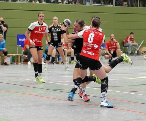20 Petra Nagy (BSV Sachsen Zwickau) 8 Delia Cleve (TG Nuertingen) Handball 2. HBF TG Nuertingen vs. BSV Sachsen Zwickau 2018-05-12 Handball 2. HBF TG Nuertingen vs. BSV Sachsen Zwickau Nuertingen Copyright: xBaur xEibner-Pressefotox EP_soba