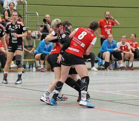15 Nadja Bolze (BSV Sachsen Zwickau) 22 Julia Bauer (TG Nuertingen, li.) 8 Delia Cleve (TG Nuertingen, re.) Handball 2. HBF TG Nuertingen vs. BSV Sachsen Zwickau 2018-05-12 Handball 2. HBF TG Nuertingen vs. BSV Sachsen Zwickau Nuertingen Copyright: xBaur xEibner-Pressefotox EP_soba