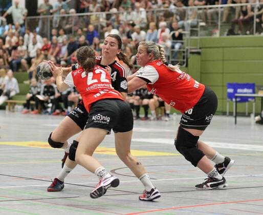 34 Laura Majer (BSV Sachsen Zwickau) 22 Julia Bauer (TG Nuertingen, li.) 66 Barbara Leibssle-Balogh (TG Nuertingen, re.) Handball 2. HBF TG Nuertingen vs. BSV Sachsen Zwickau 2018-05-12 Handball 2. HBF TG Nuertingen vs. BSV Sachsen Zwickau Nuertingen Copyright: xBaur xEibner-Pressefotox EP_soba