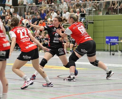 34 Laura Majer (BSV Sachsen Zwickau) 66 Barbara Leibssle-Balogh (TG Nuertingen) Handball 2. HBF TG Nuertingen vs. BSV Sachsen Zwickau 2018-05-12 Handball 2. HBF TG Nuertingen vs. BSV Sachsen Zwickau Nuertingen Copyright: xBaur xEibner-Pressefotox EP_soba
