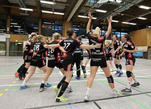Freude nach dem Schlusspfiff Handball 2. HBF TG Nuertingen vs. BSV Sachsen Zwickau 2018-05-12 Handball 2. HBF TG Nuertingen vs. BSV Sachsen Zwickau Nuertingen Copyright: xBaur xEibner-Pressefotox EP_soba