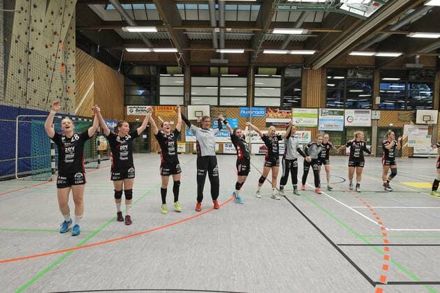 Sachsen Zwickau bedankt sich bei den mitgereisten Fans Handball 2. HBF TG Nuertingen vs. BSV Sachsen Zwickau 2018-05-12 Handball 2. HBF TG Nuertingen vs. BSV Sachsen Zwickau Nuertingen Copyright: xBaur xEibner-Pressefotox EP_soba