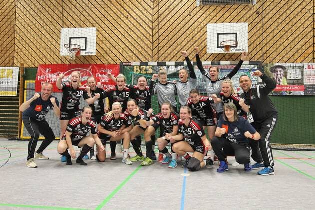 Ausgelassene Freude bei Sachsen Zwickau nach dem Sieg Handball 2. HBF TG Nuertingen vs. BSV Sachsen Zwickau 2018-05-12 Handball 2. HBF TG Nuertingen vs. BSV Sachsen Zwickau Nuertingen Copyright: xBaur xEibner-Pressefotox EP_soba