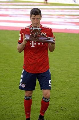 12.05.2018, Fussball 1. Bundesliga 2017 2018, 34. Spieltag, FC Bayern München - VfB Stuttgart, in der Allianz-Arena München. Siegerehrung Deutscher Meister Bayern München: Robert Lewandowski (FC Bayern München) mit der Torjägerkanone für den Torschützenkönig. *** 12 05 2018 Football 1 Bundesliga 2017 2018 34 Matchday FC Bayern Munich VfB Stuttgart in the Allianz Arena Munich Award ceremony German champion Bayern Munich Robert Lewandowski Bayern Munich with the top scorer for the top scorer