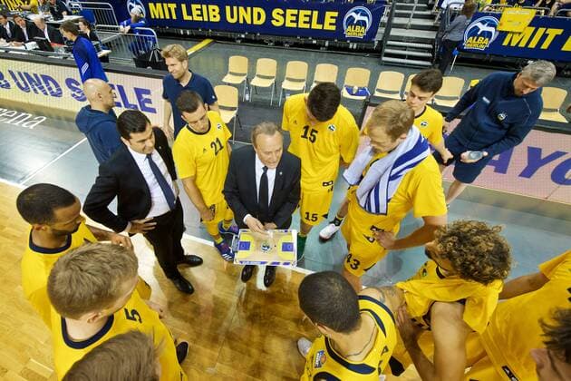 Basketball Berlin 12.05.2018 easyCredit-BBL 1. Bundesliga Saison 2017 2018 Playoffs Viertelfinale Spiel 3 Alba Berlin - EWE Baskets Oldenburg Aito Garcia Reneses (Alba Berlin, Trainer) Spencer Butterfield (Alba Berlin, No.21) Bogdan Radosavljevic (Alba Berlin, No.15) Luke Sikma (Alba Berlin, No.43) Akeem Vargas (Alba Berlin, No.11) Niels Giffey (Alba Berlin, No.05) Peyton Siva (Alba Berlin, No.03) Joshiko Saibou (Alba Berlin, No.01) Israel Gonzalez (Alba Berlin, Assistenztrainer)