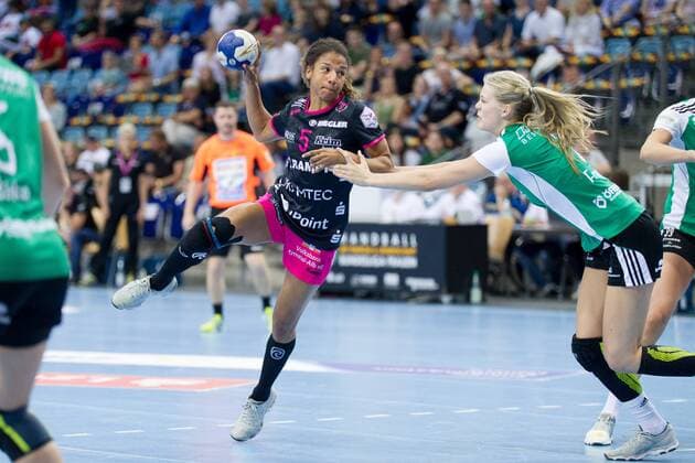 Delaila Amega (Nr. 5 Tussies Metzingen) wirft und wird von Lisa-Marie Fragge (Nr. 2 VfL Oldenburg Handball) gehalten VfL Oldenburg Handball vs TuS Metzingen VfL Oldenburg Handball vs VfL Oldenburg Handball vs TuS Metzingen, Handball, Handball Bundesliga, Saison 2017 2018, 13.05.2018 Oldenburg Copyright: xDanielxReinelt xEibner-Pressefotox EP_drt