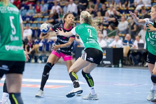 Delaila Amega (Nr. 5 Tussies Metzingen) gegen Lisa-Marie Fragge (Nr. 2 VfL Oldenburg Handball) VfL Oldenburg Handball vs TuS Metzingen VfL Oldenburg Handball vs VfL Oldenburg Handball vs TuS Metzingen, Handball, Handball Bundesliga, Saison 2017 2018, 13.05.2018 Oldenburg Copyright: xDanielxReinelt xEibner-Pressefotox EP_drt