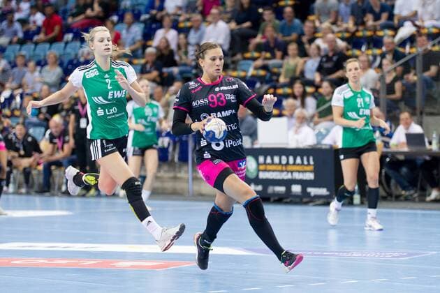 Julia Behnke (Nr. 93 Tussies Metzingen) mit Ball VfL Oldenburg Handball vs TuS Metzingen VfL Oldenburg Handball vs VfL Oldenburg Handball vs TuS Metzingen, Handball, Handball Bundesliga, Saison 2017 2018, 13.05.2018 Oldenburg Copyright: xDanielxReinelt xEibner-Pressefotox EP_drt