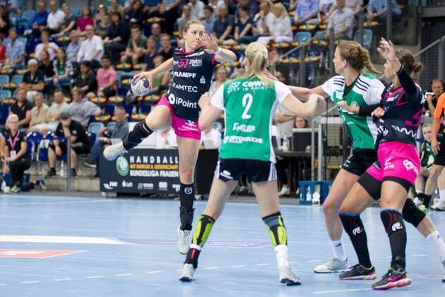 Marija Obradovic (Nr. 51 Tussies Metzingen) setzt zum Wurf an gegen Lisa-Marie Fragge (Nr. 2 VfL Oldenburg Handball) VfL Oldenburg Handball vs TuS Metzingen VfL Oldenburg Handball vs VfL Oldenburg Handball vs TuS Metzingen, Handball, Handball Bundesliga, Saison 2017 2018, 13.05.2018 Oldenburg Copyright: xDanielxReinelt xEibner-Pressefotox EP_drt