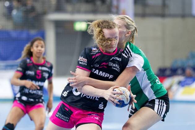 Maren Weigel (Nr. 22 Tussies Metzingen) gegen Lisa-Marie Fragge (Nr. 2 VfL Oldenburg Handball) VfL Oldenburg Handball vs TuS Metzingen VfL Oldenburg Handball vs VfL Oldenburg Handball vs TuS Metzingen, Handball, Handball Bundesliga, Saison 2017 2018, 13.05.2018 Oldenburg Copyright: xDanielxReinelt xEibner-Pressefotox EP_drt