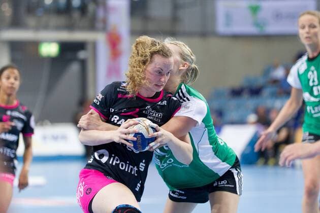 Maren Weigel (Nr. 22 Tussies Metzingen) gegen Lisa-Marie Fragge (Nr. 2 VfL Oldenburg Handball) VfL Oldenburg Handball vs TuS Metzingen VfL Oldenburg Handball vs VfL Oldenburg Handball vs TuS Metzingen, Handball, Handball Bundesliga, Saison 2017 2018, 13.05.2018 Oldenburg Copyright: xDanielxReinelt xEibner-Pressefotox EP_drt