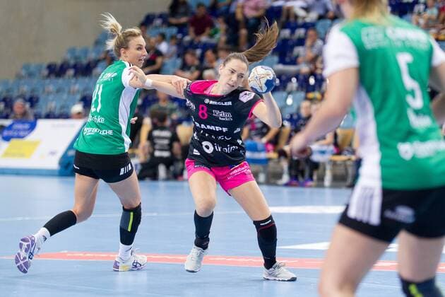 Monika Kobylinska (Nr. 8 Tussies Metzingen) wird von Angie Geschke (Nr. 21 VfL Oldenburg Handball) gehalten VfL Oldenburg Handball vs TuS Metzingen VfL Oldenburg Handball vs VfL Oldenburg Handball vs TuS Metzingen, Handball, Handball Bundesliga, Saison 2017 2018, 13.05.2018 Oldenburg Copyright: xDanielxReinelt xEibner-Pressefotox EP_drt