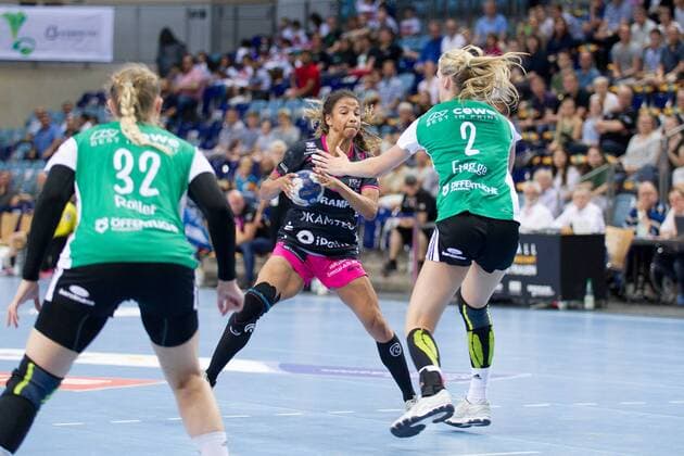 Delaila Amega (Nr. 5 Tussies Metzingen) gegen Lisa-Marie Fragge (Nr. 2 VfL Oldenburg Handball) und Ann-Kristin Roller (Nr. 32 VfL Oldenburg Handball) VfL Oldenburg Handball vs TuS Metzingen VfL Oldenburg Handball vs VfL Oldenburg Handball vs TuS Metzingen, Handball, Handball Bundesliga, Saison 2017 2018, 13.05.2018 Oldenburg Copyright: xDanielxReinelt xEibner-Pressefotox EP_drt