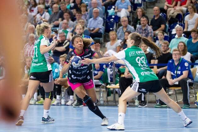 Delaila Amega (Nr. 5 Tussies Metzingen) gegen Malene Staal (Nr. 77 VfL Oldenburg Handball) und Jennifer Winter (Nr. 88 VfL Oldenburg Handball) VfL Oldenburg Handball vs TuS Metzingen VfL Oldenburg Handball vs VfL Oldenburg Handball vs TuS Metzingen, Handball, Handball Bundesliga, Saison 2017 2018, 13.05.2018 Oldenburg Copyright: xDanielxReinelt xEibner-Pressefotox EP_drt