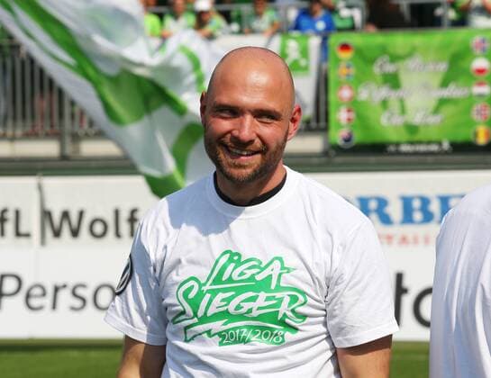 Wolfsburg vs Essen, 1. BL Frauen Wolfsburg, Deutschland 13.05.2018, FUßBALL - VfL Wolfsburg vs SGS Essen, 1. Allianz Bundesliga, Saison 2017-18. Bild zeigt: VfL Wolfsburg Frauen feiert vorzeitige Meisterschaft 2018, Cheftrainer Stephan Lerch (VfL Wolfsburg) Wolfsburg