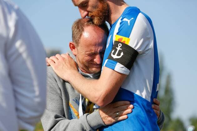 Themen der Woche - SPORT Bilder des Tages - SPORT 13.05.2018, xtgx, Fussball 2.Bundesliga, Holstein Kiel - Eintracht Braunschweig, emspor, v.l. Torsten Lieberknecht (Braunschweig, Trainer) weint in den Armen von Dominic Peitz (Kiel, 13) Kiel *** 13 05 2018 xtgx Soccer 2 Bundesliga Holstein Kiel Eintracht Braunschweig emspor v l Torsten Lieberknecht Braunschweig Coach cries in the arms of Dominic Peitz Kiel 13 Kiel