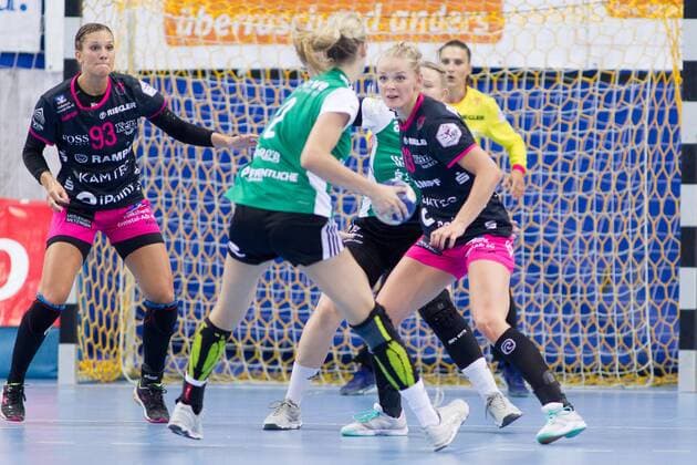 Shenia Minevskaja (Nr. 13 Tussies Metzingen) gegen Lisa-Marie Fragge (Nr. 2 VfL Oldenburg Handball) VfL Oldenburg Handball vs TuS Metzingen VfL Oldenburg Handball vs VfL Oldenburg Handball vs TuS Metzingen, Handball, Handball Bundesliga, Saison 2017 2018, 13.05.2018 Oldenburg Copyright: xDanielxReinelt xEibner-Pressefotox EP_drt