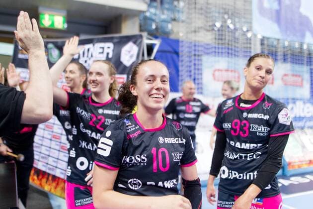 Anna Loerper (Nr. 10 Tussies Metzingen) Maren Weigel (Nr. 22 Tussies Metzingen) Julia Behnke (Nr. 93 Tussies Metzingen) und Teamkolleginnen nach Abpfiff bei den Fans VfL Oldenburg Handball vs TuS Metzingen VfL Oldenburg Handball vs VfL Oldenburg Handball vs TuS Metzingen, Handball, Handball Bundesliga, Saison 2017 2018, 13.05.2018 Oldenburg Copyright: xDanielxReinelt xEibner-Pressefotox EP_drt