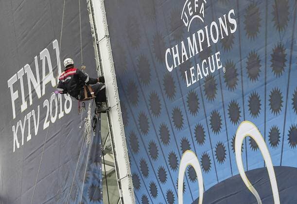 Bilder des Tages - SPORT May 13, 2018 - Kiev, Ukraine - Workers cover NSC Olimpiyskiy with banners for the Champions League in Kyiv, Ukraine, May 13, 2018. Kyiv prepares to host UEFA Women s Champions League final between Wolfsburg and Lyon at Valeriy Lobanovskiy Dynamo Stadium on 24 May, 2018 and the UEFA Champions League final match between Real Madrid and Liverpool at NSC Olimpiyskiy Stadium on Saturday 26 May, 2018. Kyiv prepares for UEFA Champions League final  - ZUMAn230 20180513_zaa_n230_903 Copyright: xSergiixKharchenkox