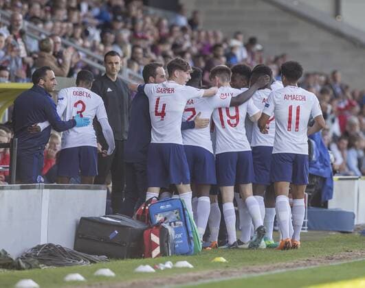 13th May 2018, Pirelli Stadium, Burton-upon-Trent, England; UEFA Under 17 European Championships, quarter final, Norway U17s versus England U17s; Bobby Duncan of England celebrates with the England Coach Steven Cooper and team after heading the ball in to the Norway goal in the 14th minute (0-1)  ActionPlus12024741