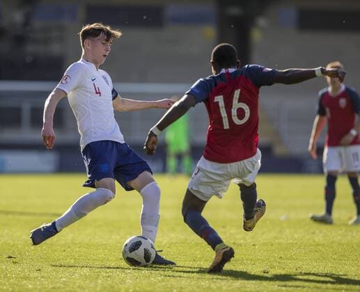 13th May 2018, Pirelli Stadium, Burton-upon-Trent, England; UEFA Under 17 European Championships, quarter final, Norway U17s versus England U17s; James Garner of England passing the ball as Joshua Kitolano of Norway comes in to block the pass  ActionPlus12024748