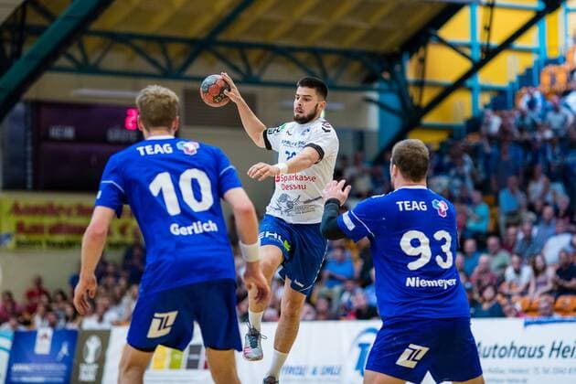 Jonas Hoenicke 20 vom Dessau-Rosslauer HV 06 am Ball waehrend der Begegnung in der DKB Handball 2. Bundesliga zwischen Dessau-Rosslauer HV 06 und ThSV Eisenach in der Anhalt Arena in Bauhausstadt Dessau, Sachsen Anhalt, Germany ( HB-2BL Dessau-Rosslauer HV 06 - ThSV Eisenach Bauhausstadt Dessau Copyright: xHartmutxBoesenerx xEibner-Pressefotox EP_hbr