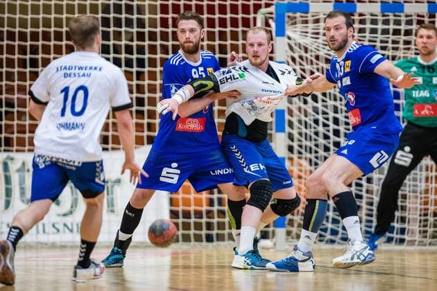 Rueckraum Rechts Alexander Saul 95 vom ThSV Eisenach, Libor Hanisch 17 vom Dessau-Rosslauer HV 06, Rueckraum Rechts Duje Miljak 13 vom ThSV Eisenach waehrend der Begegnung in der DKB Handball 2. Bundesliga zwischen Dessau-Rosslauer HV 06 und ThSV Eisenach in der Anhalt Arena in Bauhausstadt Dessau, Sachsen Anhalt, Germany ( HB-2BL Dessau-Rosslauer HV 06 - ThSV Eisenach Bauhausstadt Dessau Copyright: xHartmutxBoesenerx xEibner-Pressefotox EP_hbr