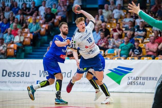 Johannes Wasielewskie 18 vom Dessau-Rosslauer HV 06 beim Wurf mit waehrend der Begegnung in der DKB Handball 2. Bundesliga zwischen Dessau-Rosslauer HV 06 und ThSV Eisenach in der Anhalt Arena in Bauhausstadt Dessau, Sachsen Anhalt, Germany ( HB-2BL Dessau-Rosslauer HV 06 - ThSV Eisenach Bauhausstadt Dessau Copyright: xHartmutxBoesenerx xEibner-Pressefotox EP_hbr