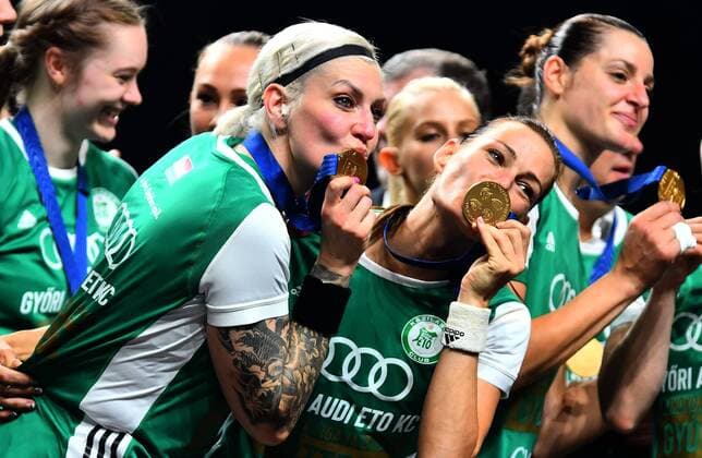 Themen der Woche - SPORT Bilder des Tages - SPORT 13.05.2018 Budapest(Hungary) Györi Audi ETO KC-WHC Vardar EHF Champions League Final 4- final women s handball Anja Althaus(L) with Anita Görbicz(r) Györi Audi ETO KC kissing golden medals during celebration of new European champion title :Str 